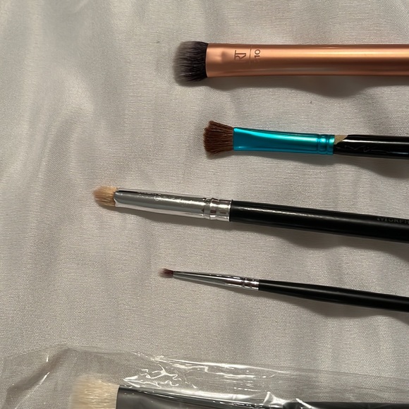 16 makeup brushes real techniques, morphe, Mac motor pro - Picture 4 of 7